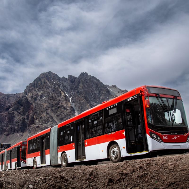 Obrovská dodávka autobusů Volvo překonala při cestě do Chile pohoří Andy 