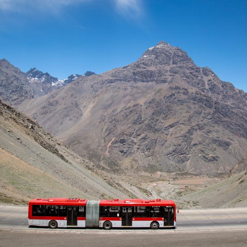 Obrovská dodávka autobusů Volvo překonala při cestě do Chile pohoří Andy 