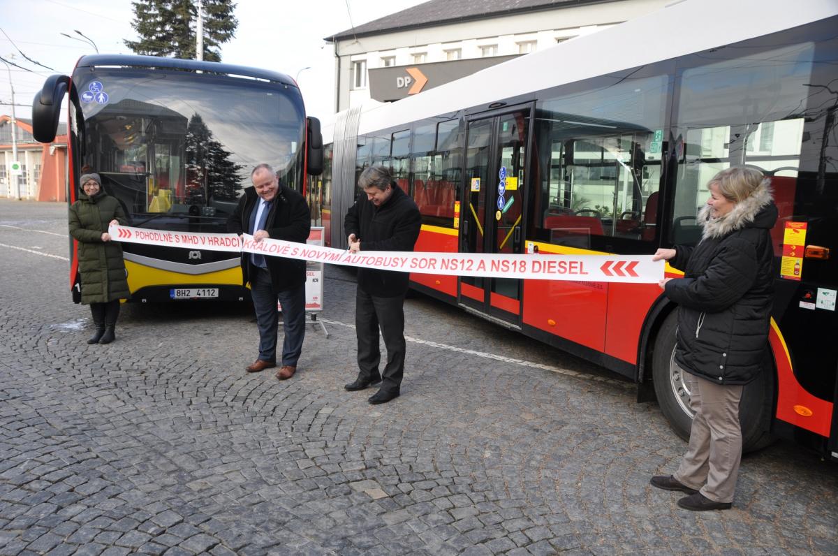 Deset nových autobusů SOR modernizuje vozový park hradecké MHD
