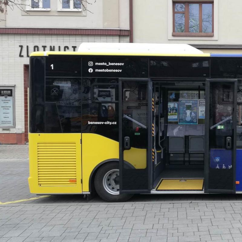 V Benešově dnes vyjely na linky MHD nové minibusy ISUZU NovoCiti Life