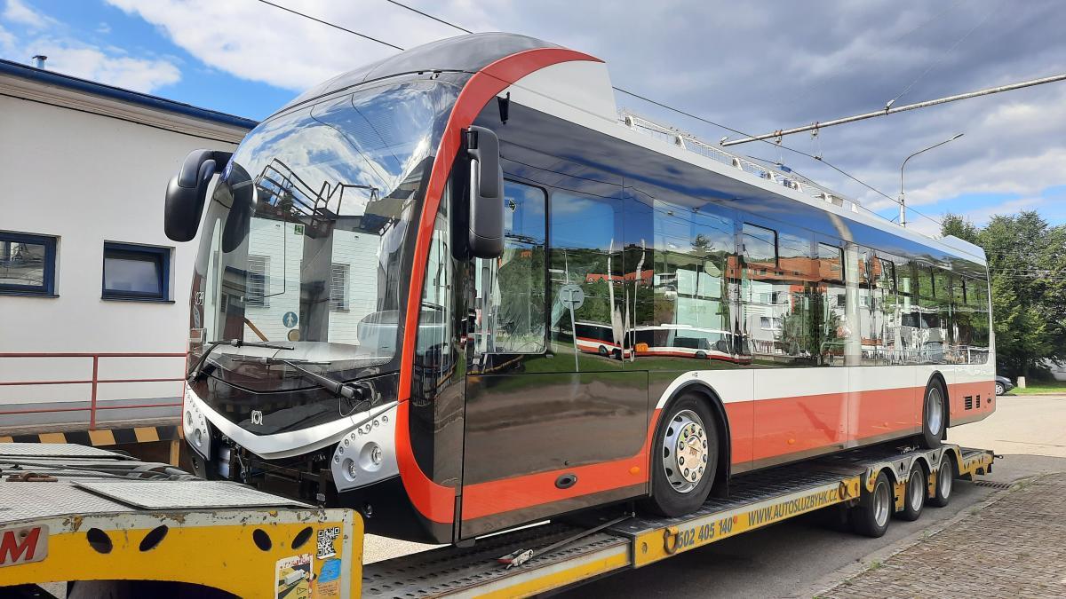 První trolejbus Mario vyjíždí na zkušební jízdy
