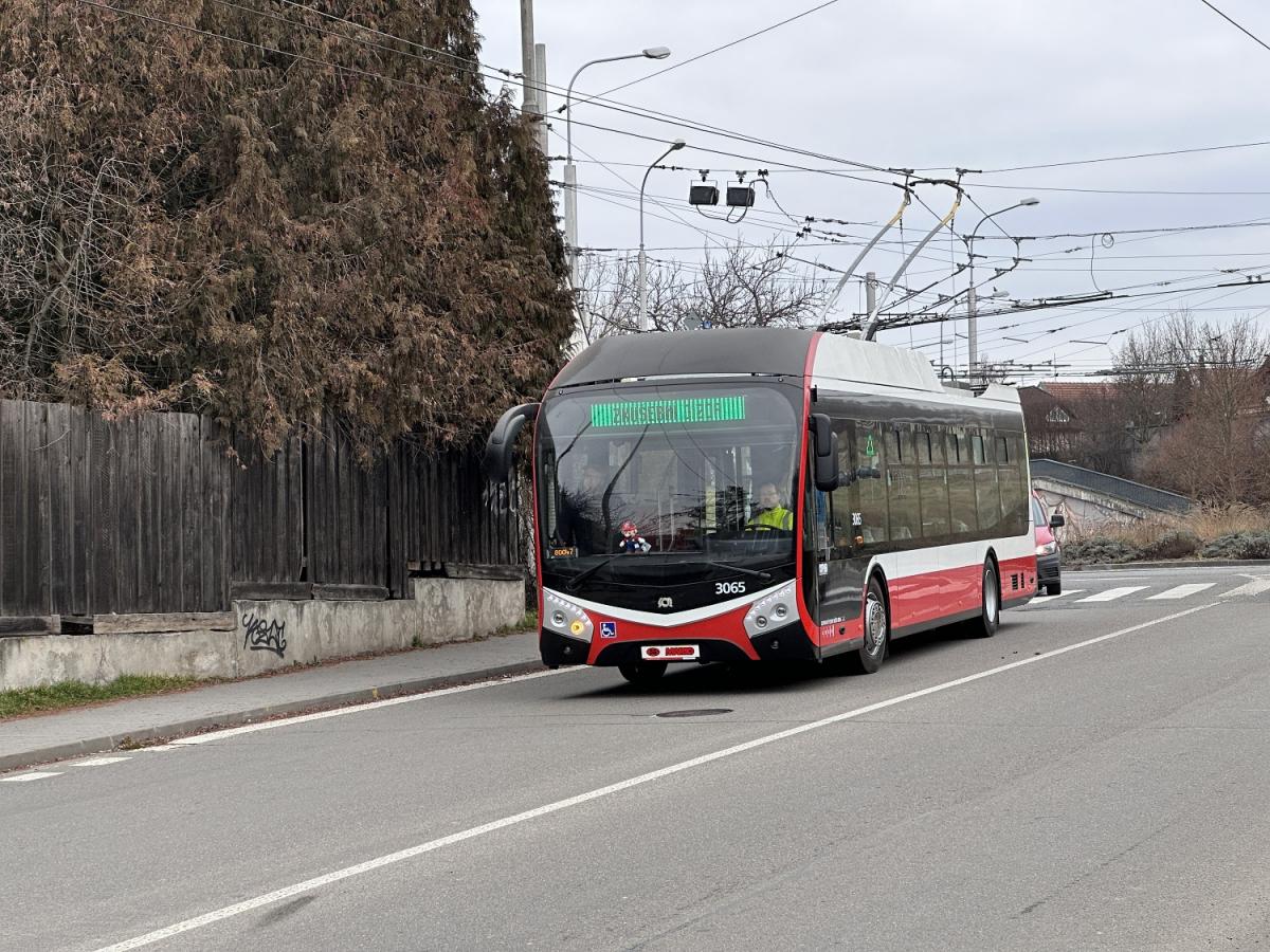 První trolejbus Mario vyjíždí na zkušební jízdy