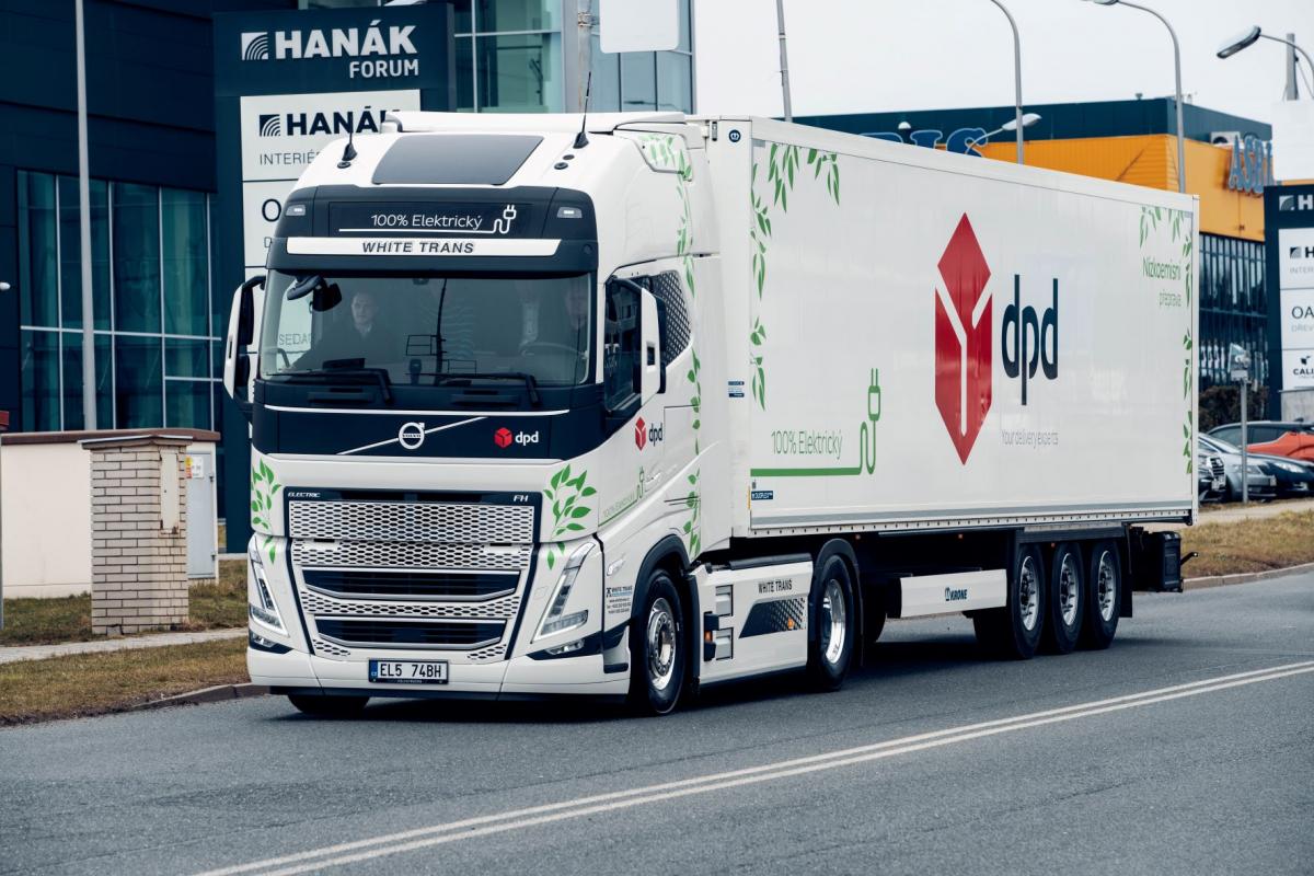 DPD jako první přepravce balíků v Česku převáží zásilky elektrickým Volvem těžké řady