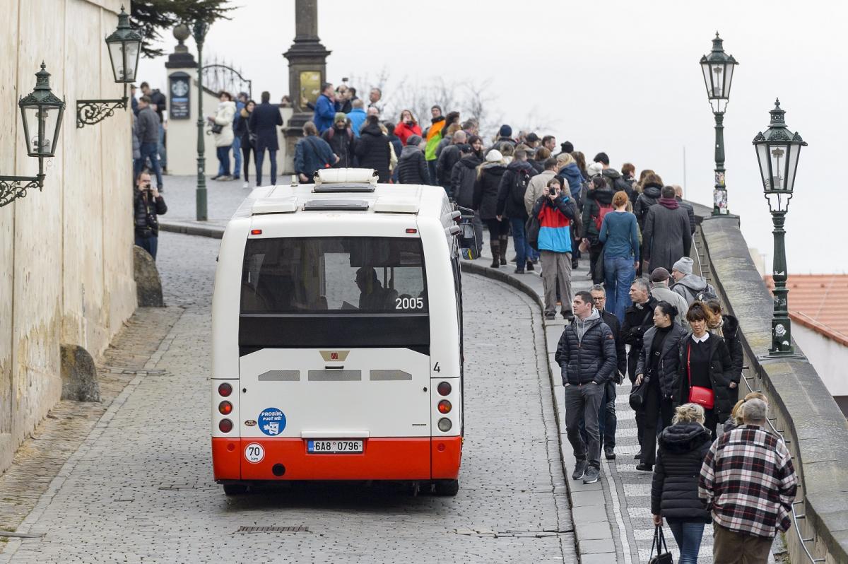 Mini a midibusovým linkám v Praze je 20 let