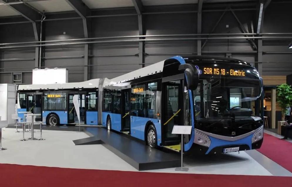 V Hradci Králové otestují kloubový elektrický autobus SOR