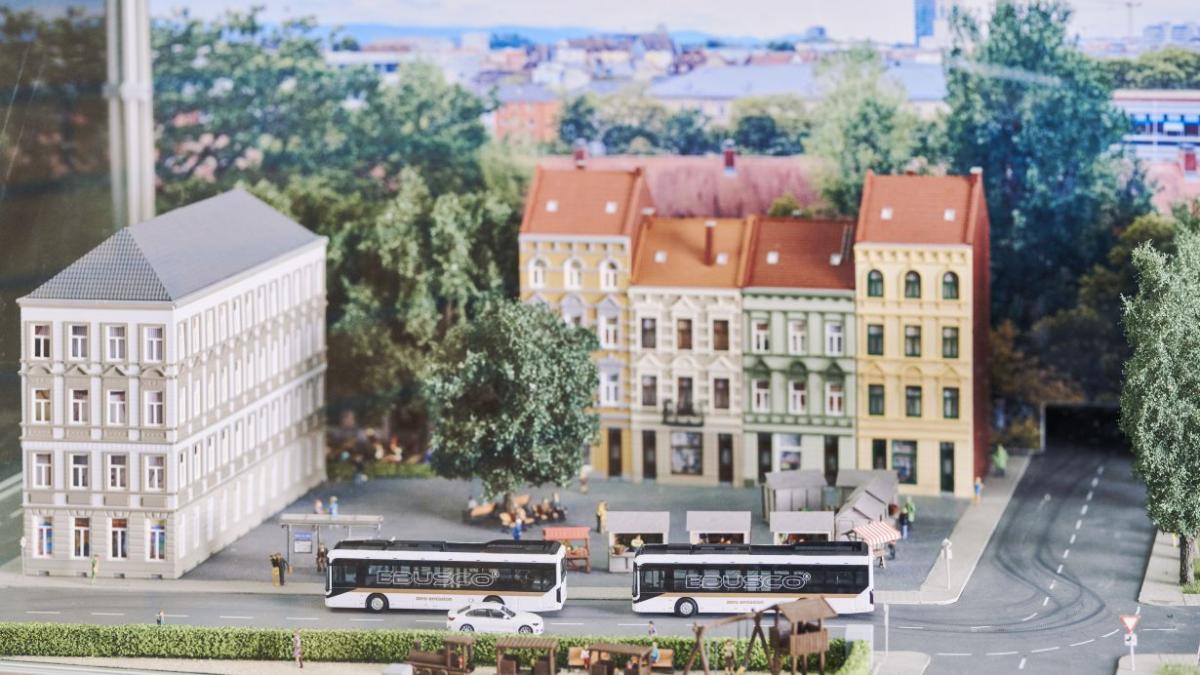 Konvoj autobusů jen s jedním řidičem pro větší flexibilitu ve městech
