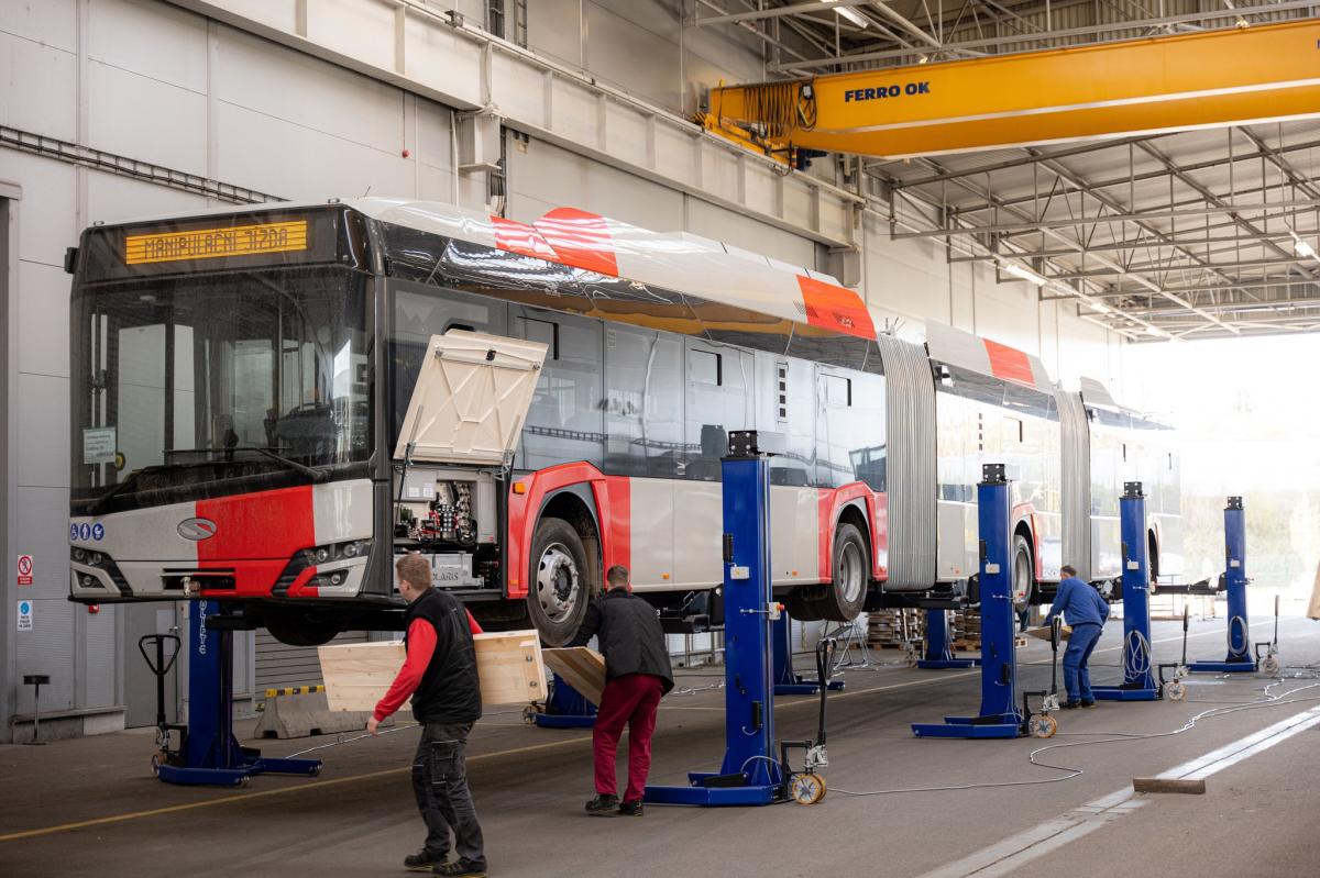 Karosérie pro první tříčlánkový trolejbus v ČR dorazila do Plzně