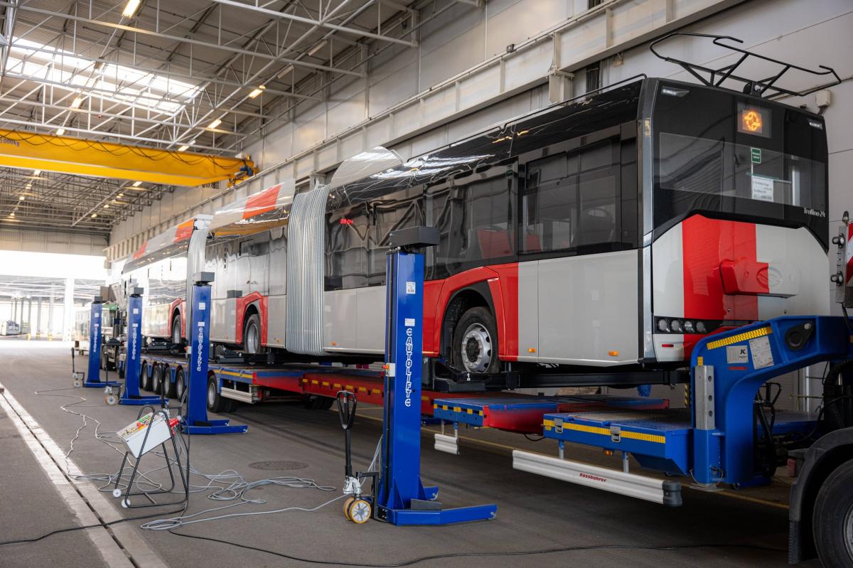 Karosérie pro první tříčlánkový trolejbus v ČR dorazila do Plzně