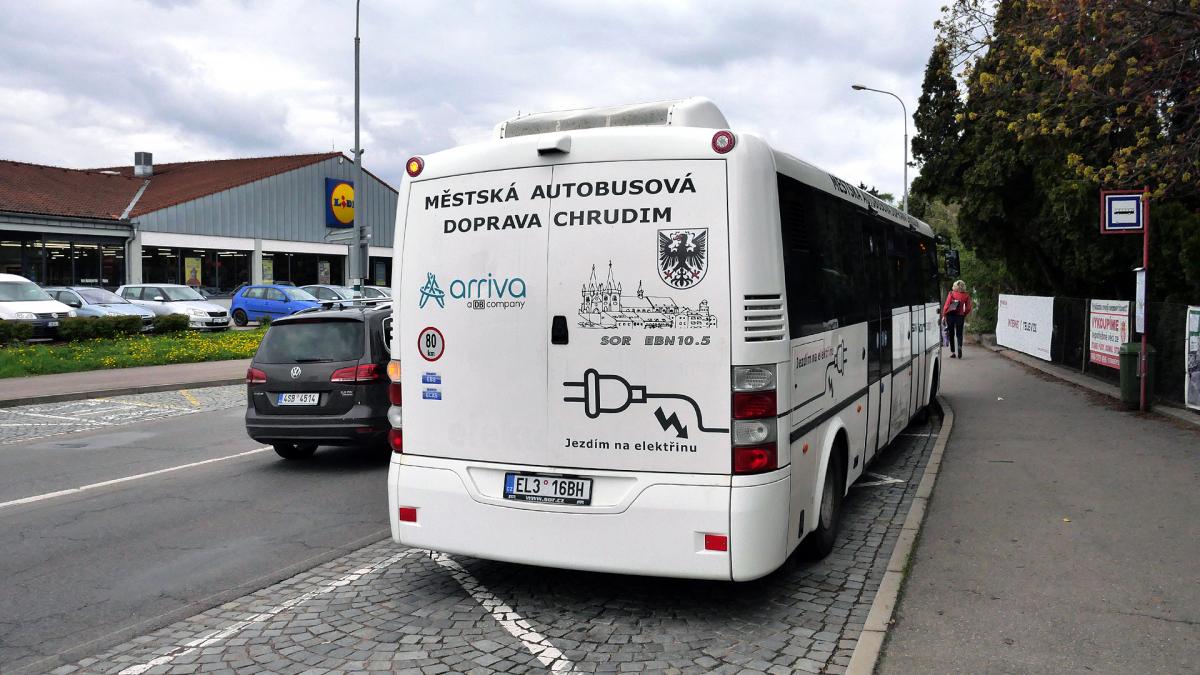 Chrudim je dalším místem, kde Arriva na městské linky nasazuje elektrobus