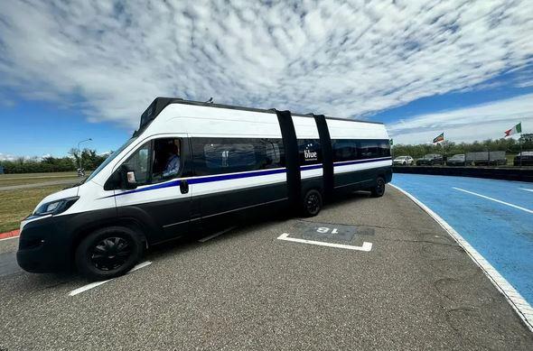 V Itálii představili prototyp elektrického Blue Trolley Busu pro až 500 osob