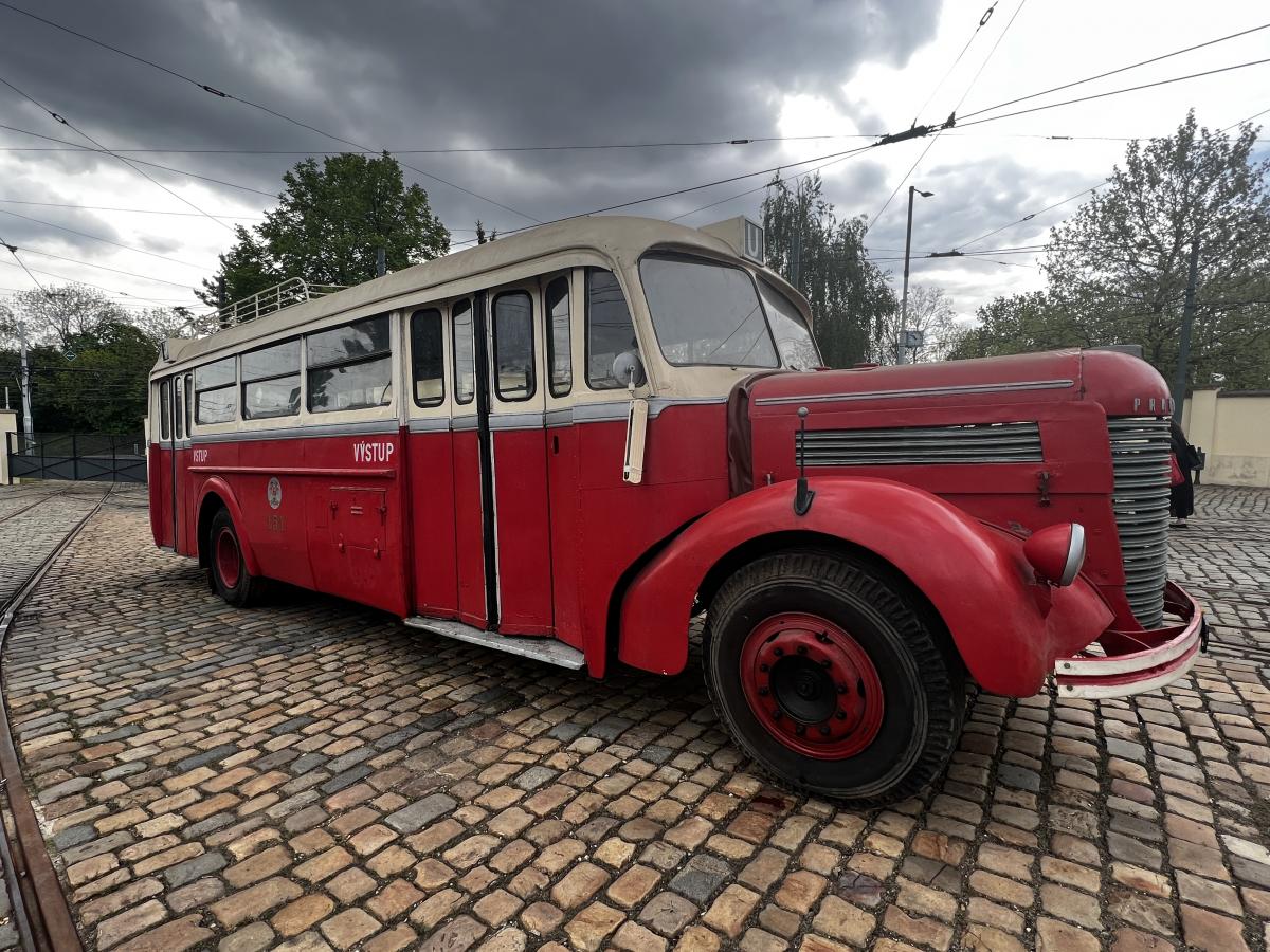 Pražské Muzeum MHD získalo cenný kompletní autobus Praga NDO z roku 1948