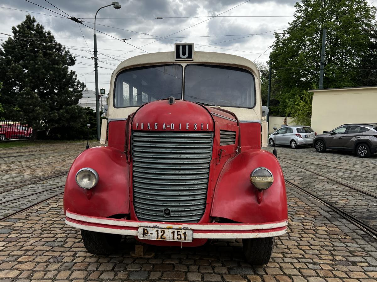 Pražské Muzeum MHD získalo cenný kompletní autobus Praga NDO z roku 1948