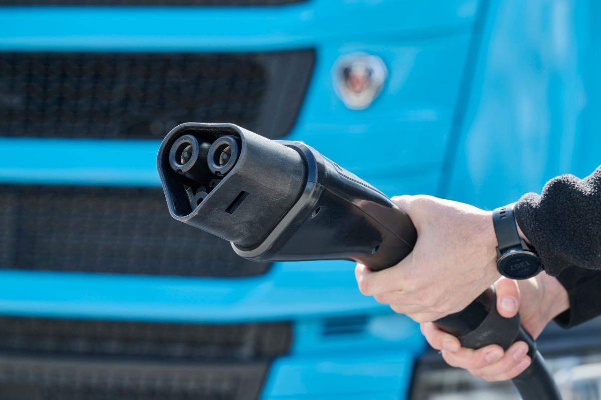 Scania a ABB otestovaly megawattový nabíjecí systém pro elektrická nákladní vozidla 