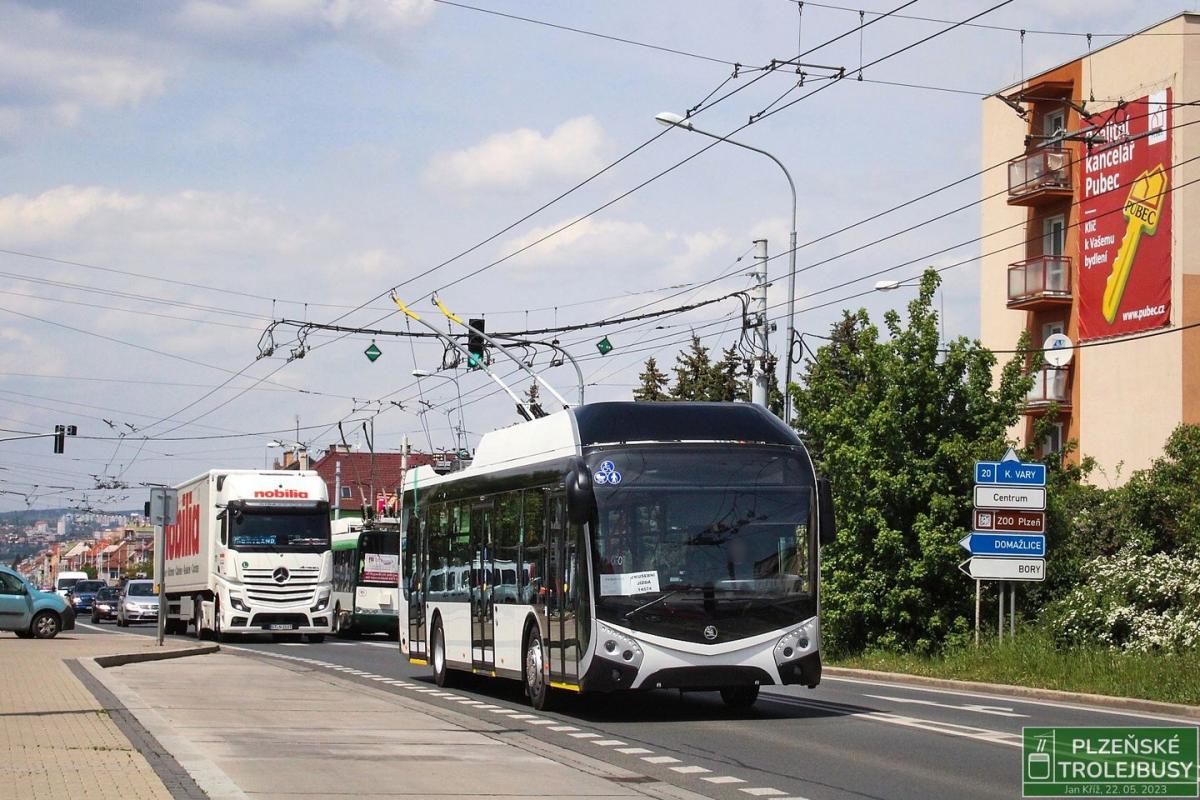 První nový trolejbus Škoda 32 Tr pro Pardubice jezdí v Plzni 