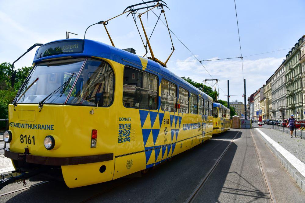 Po Praze jezdí unikátní tramvaj v národních barvách Ukrajiny