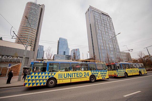 Po Praze jezdí unikátní tramvaj v národních barvách Ukrajiny