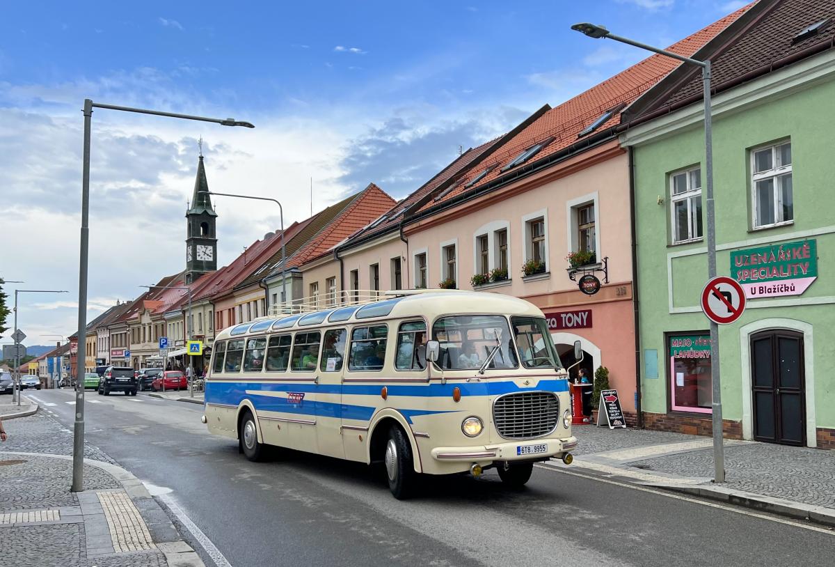 Historické autobusy zpestřily městské slavnosti v Chotěboři
