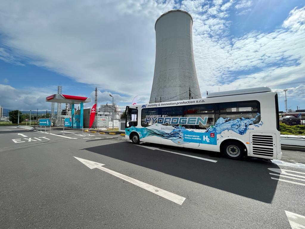 V Litvínově otevřeli vodíkovou stanici a hned testují autobus s palivovými články