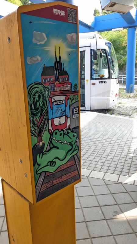 Část jízdenkových automatů v Brně je originálně vyzdobena