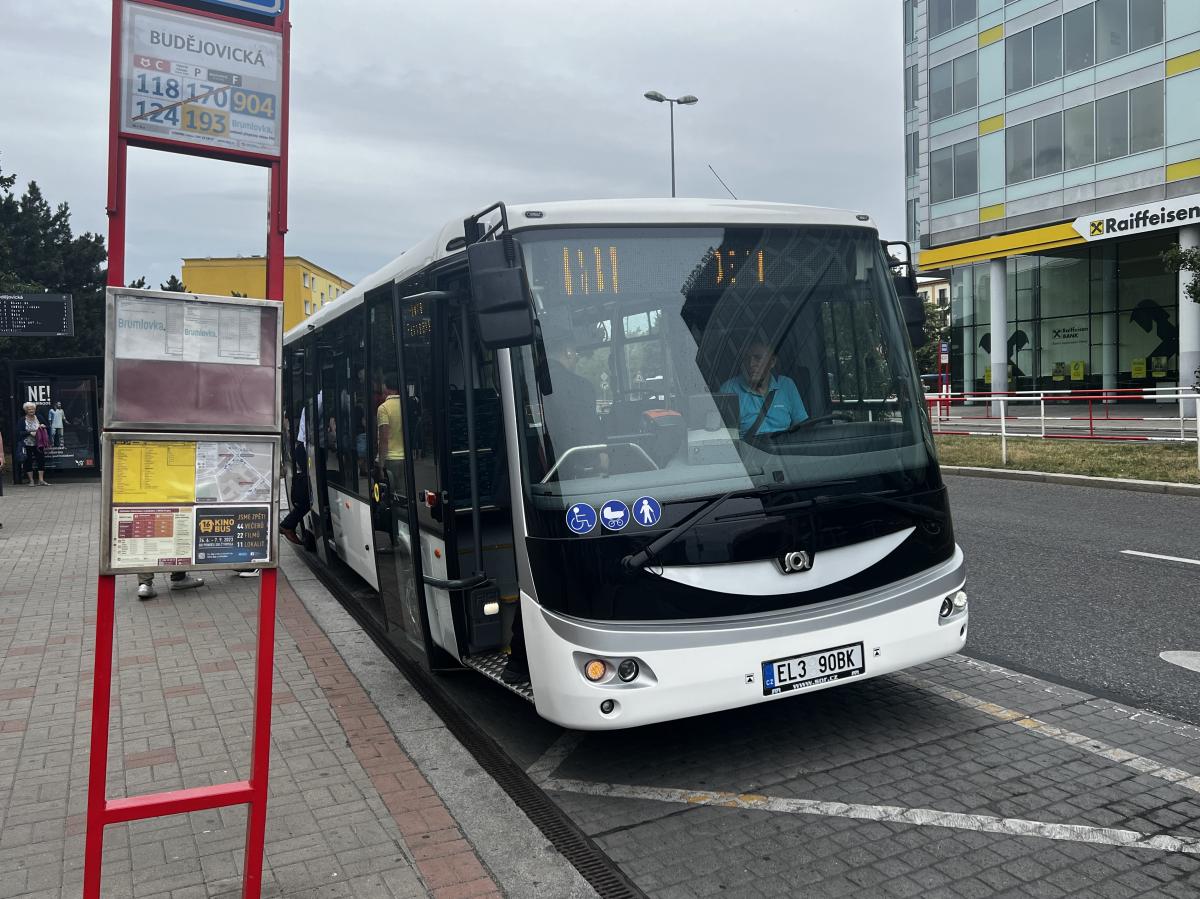 Po Praze jezdí nový elektrobus