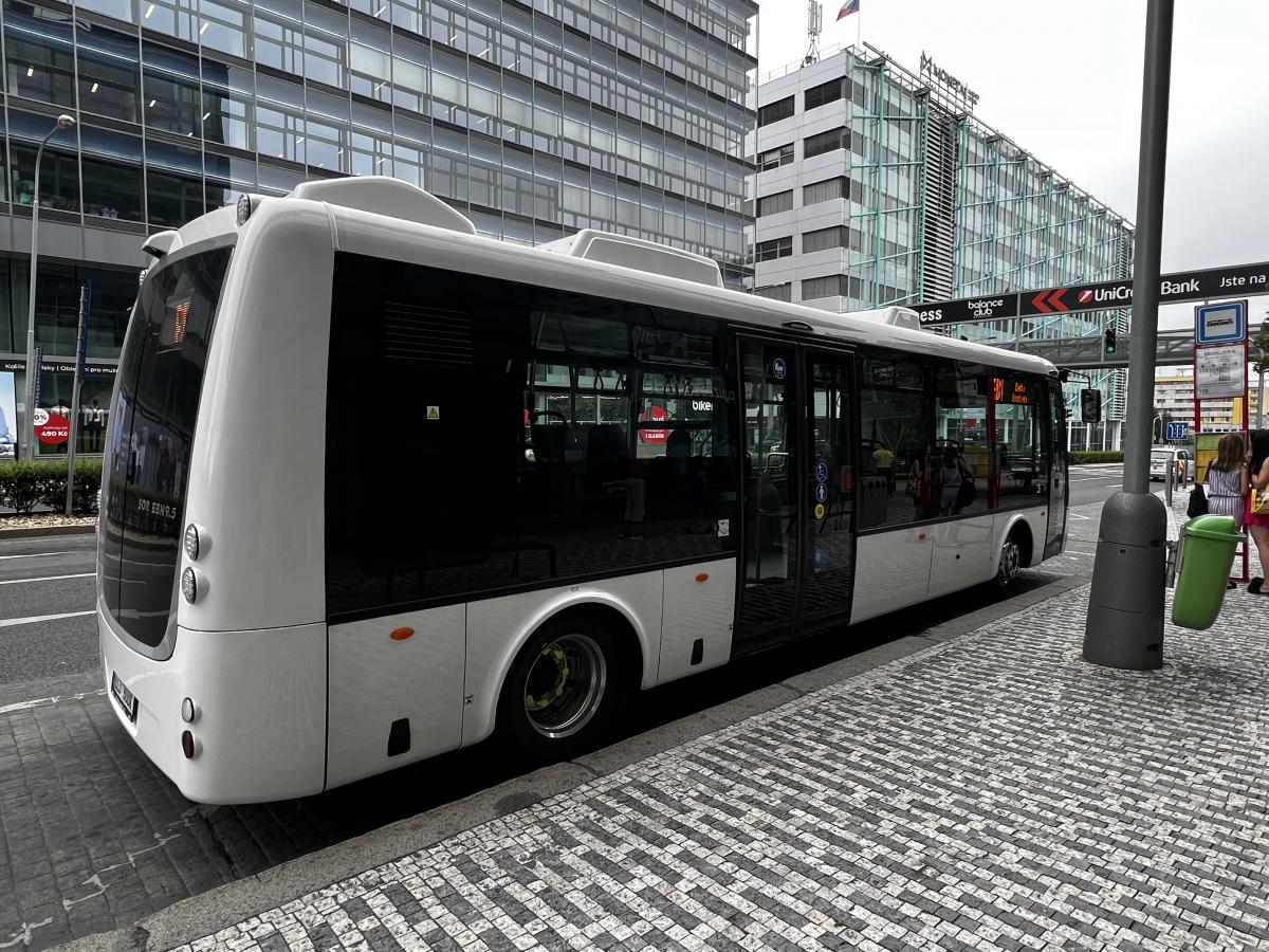 Po Praze jezdí nový elektrobus