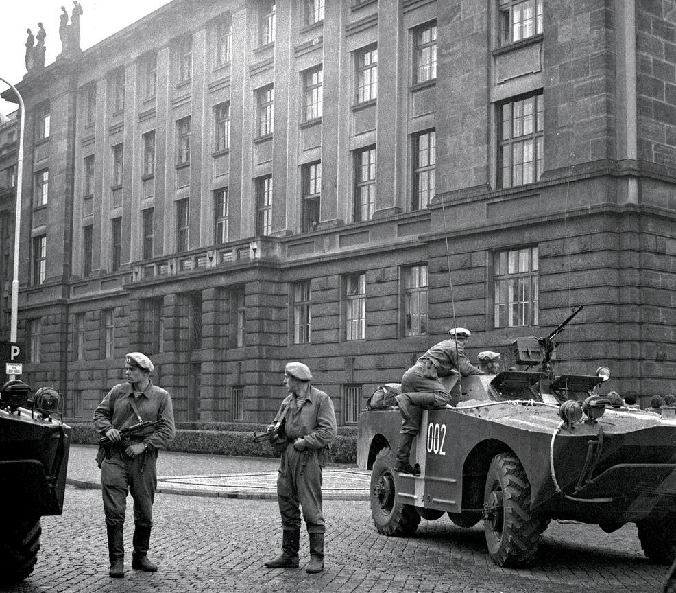Obrněný transportér, volha a tanky na Ministerstvu dopravy