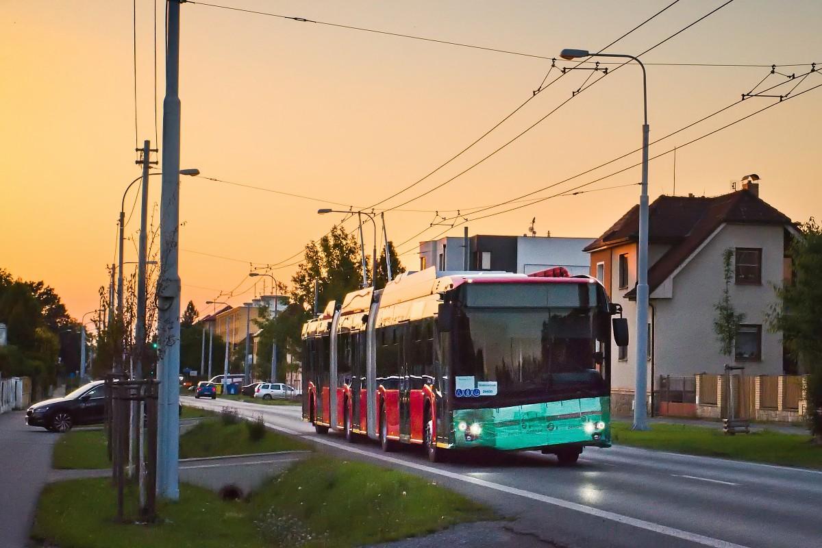 Tříčlánkový trolejbus pro Bratislavu vyjel do ulic Plzně