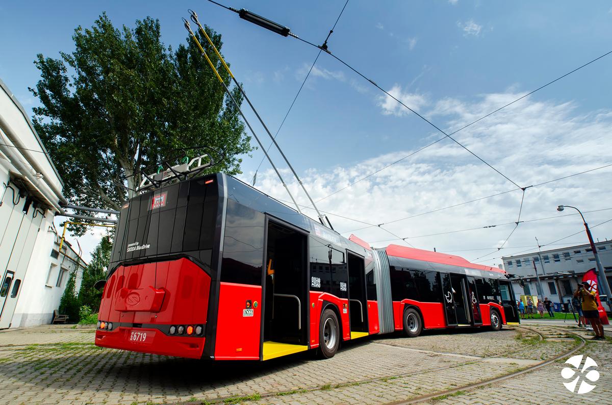 Do Bratislavy dorazily ze Škoda Group nové tramvaje a kloubový trolejbus