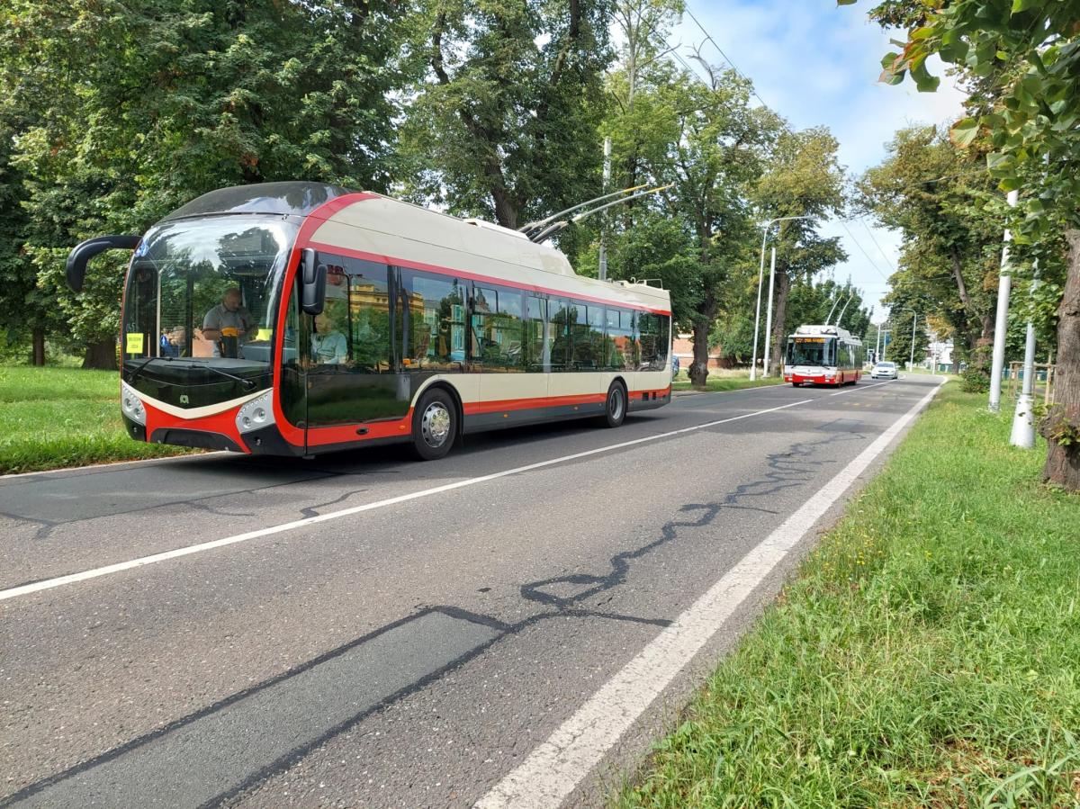 Víme první: V Hradci Králové jezdí první trolejbus SOR TNS 12