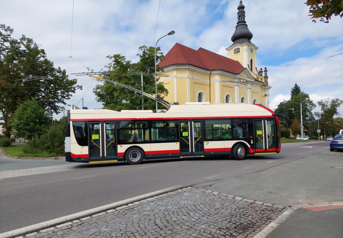 Víme první: V Hradci Králové jezdí první trolejbus SOR TNS 12