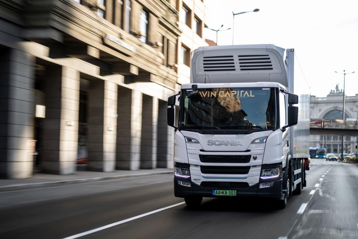 Scania otevírá vlastní montážní linku na baterie pro elektrická vozidla 