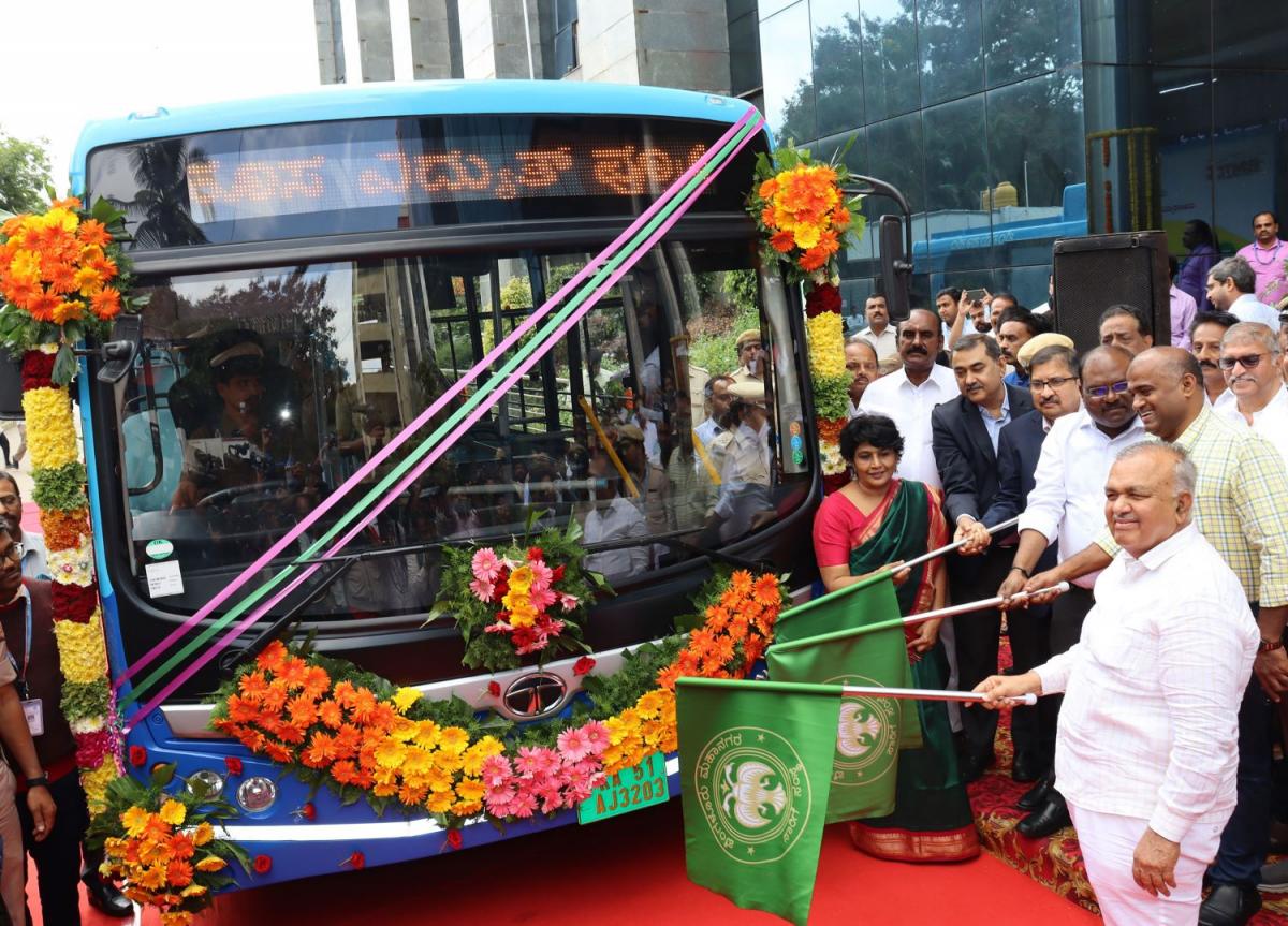 Dillí: do konce roku 2023 na silnici 1 900 elektrických autobusů