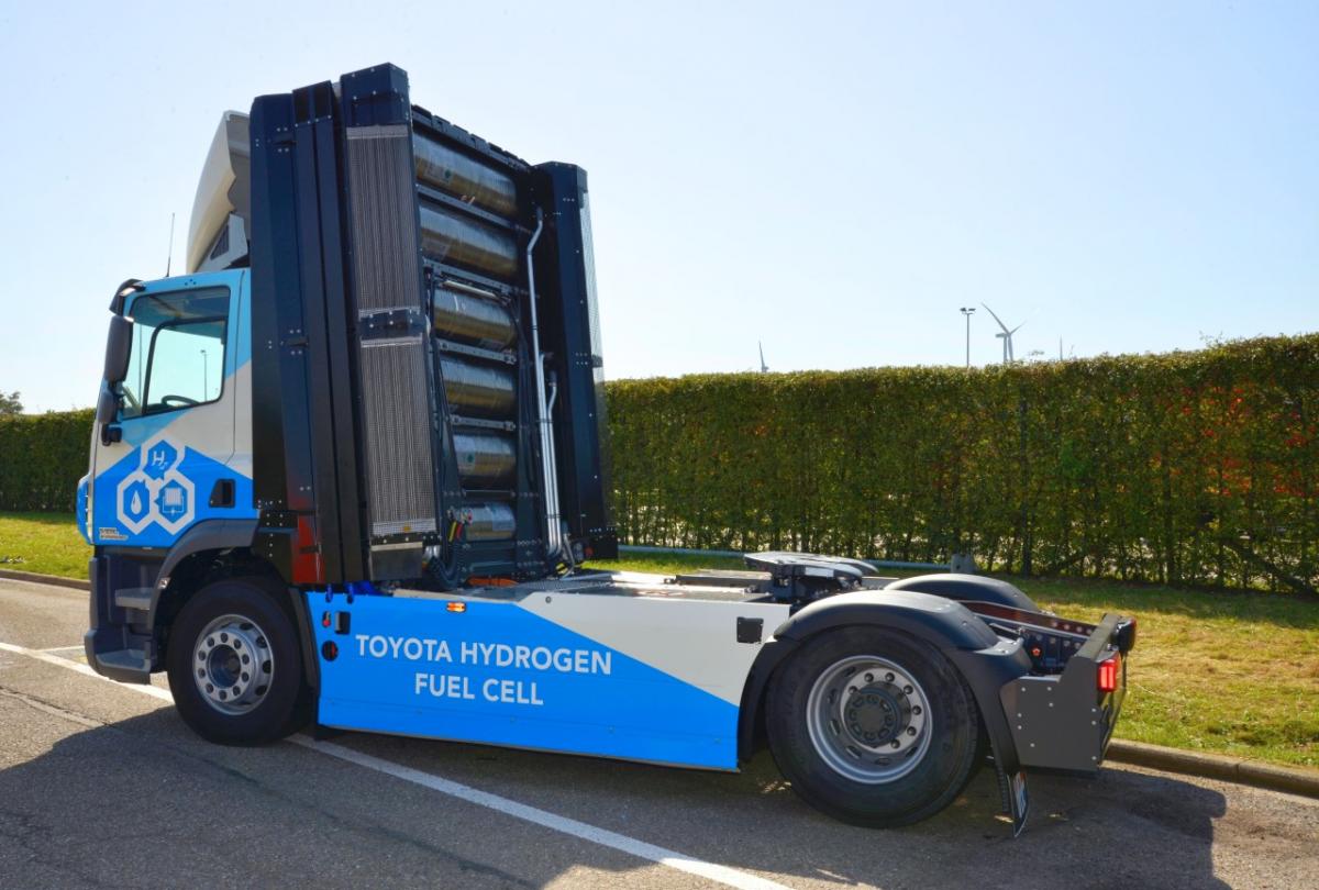 VDL představuje nákladní vozidlo poháněné palivovým článkem Toyota