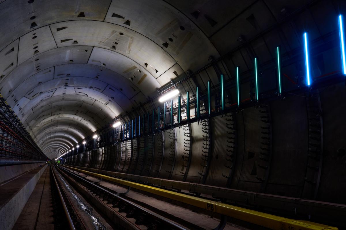 V tunelech pražského metra startuje nový reklamně-informační systém