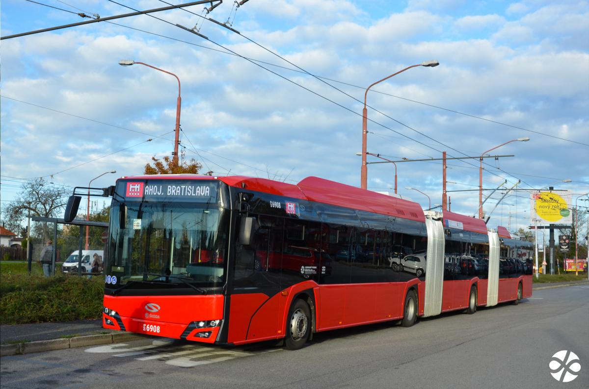 Bratislavský MEGAtrolejbus vozí cestující