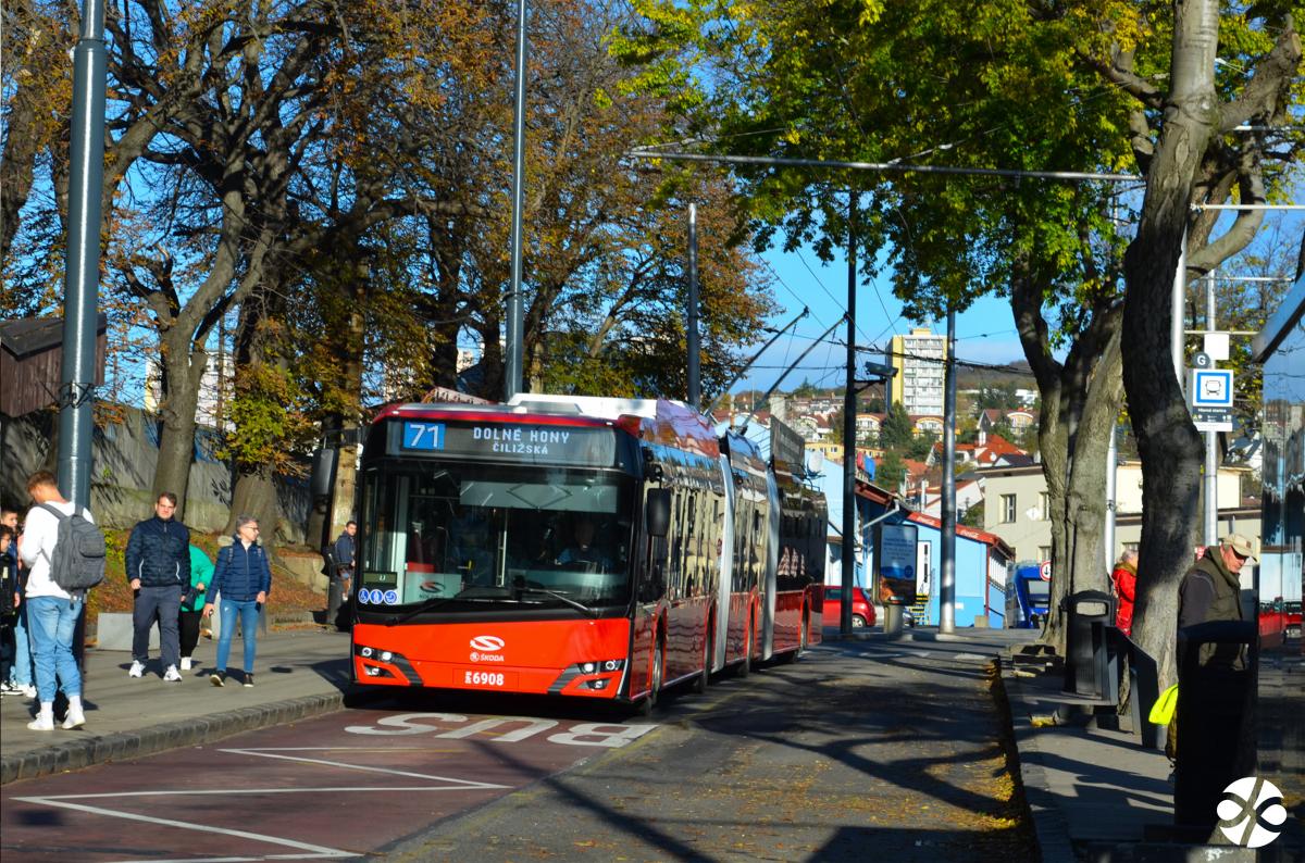 Bratislavský MEGAtrolejbus vozí cestující