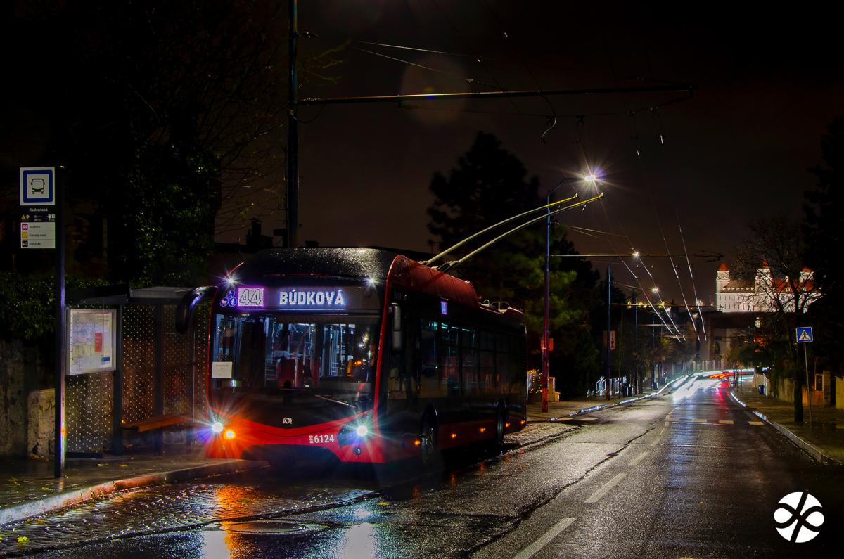 Trolejbus SOR TNS 12 v Bratislavě už s cestujícími