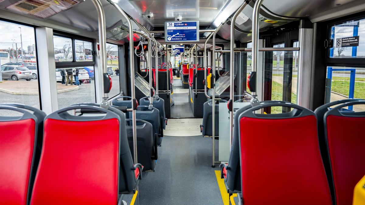 V Praze zahájil zkušební provoz největší trolejbus v ČR s cestujícími