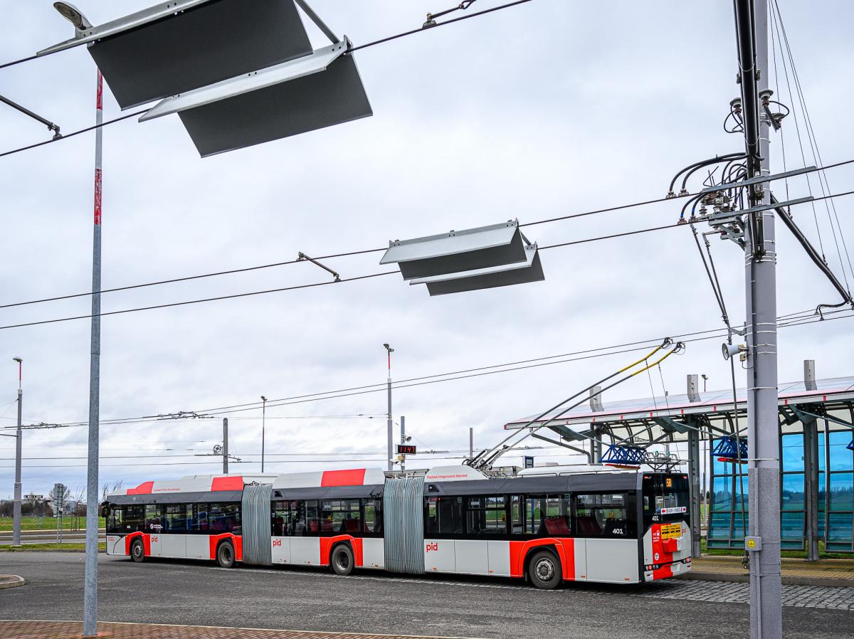 V Praze zahájil zkušební provoz největší trolejbus v ČR s cestujícími