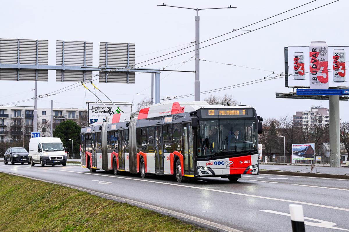 V Praze zahájil zkušební provoz největší trolejbus v ČR s cestujícími
