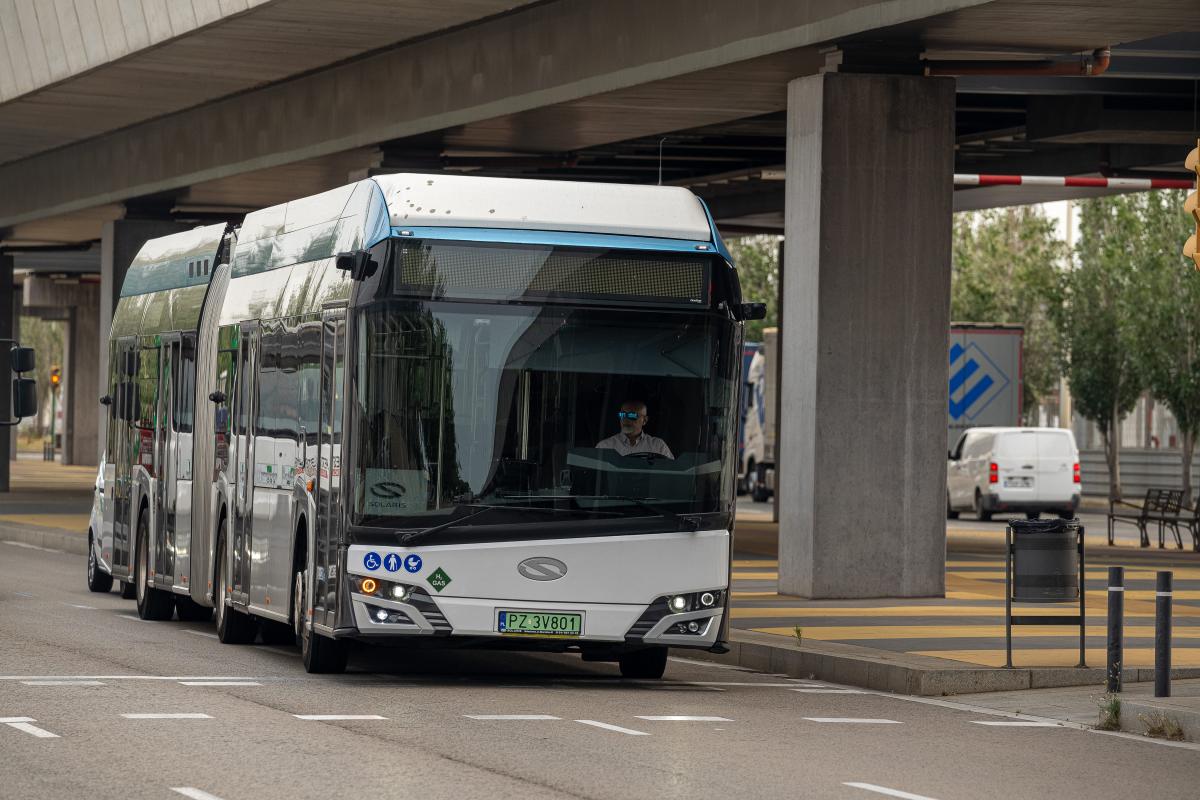 Barcelona jako první ve Španělsku objednala kloubový vodíkový autobus Solaris