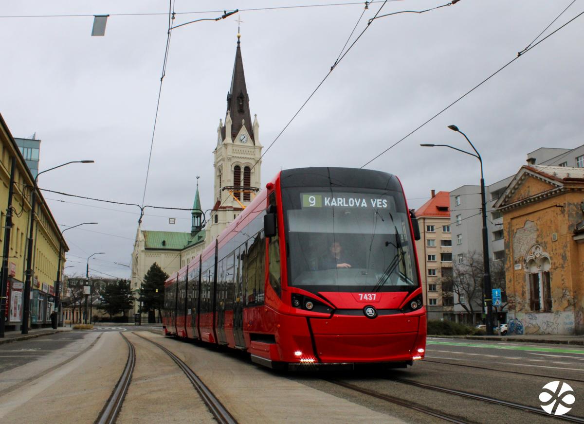 Nové tramvaje Škoda ForCity Plus 29T3 v Bratislavě vozí cestující