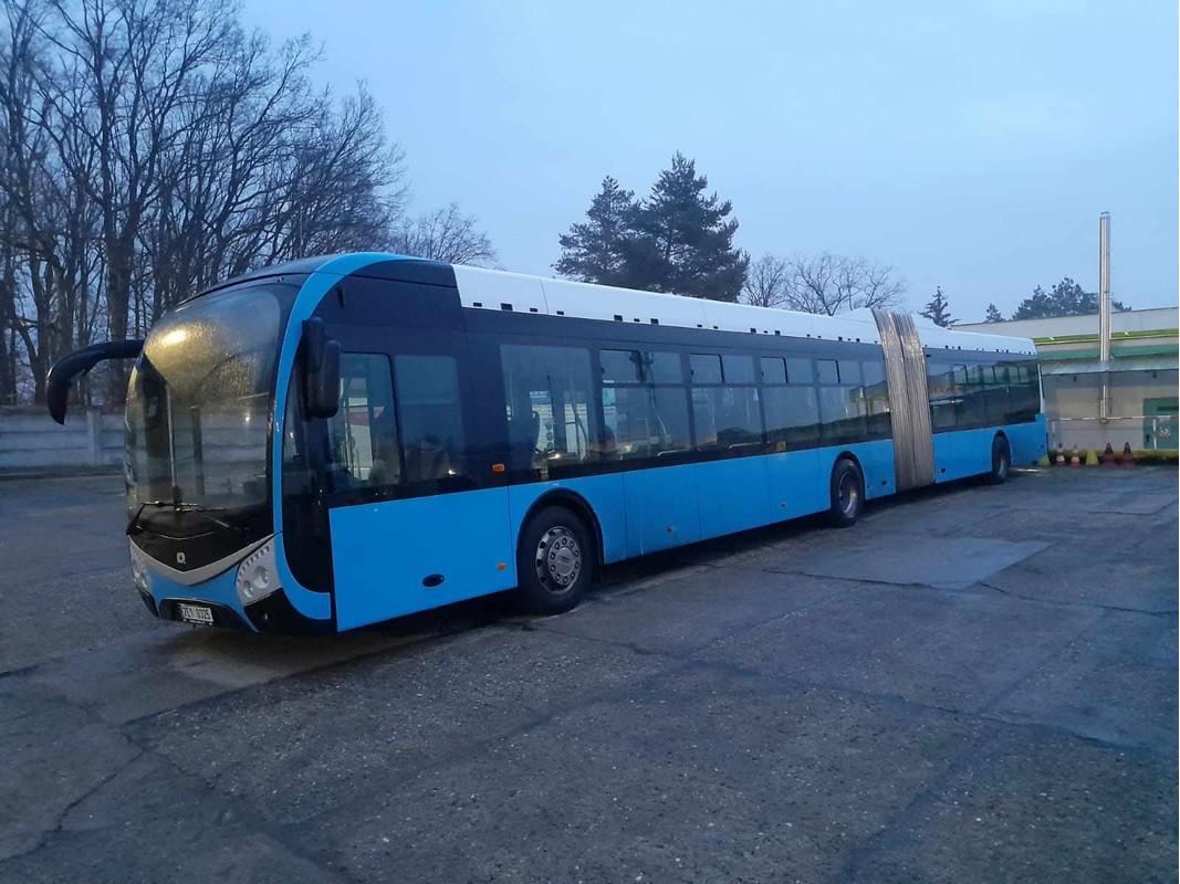 Do kladenských ulic vyjel první kloubový elektrobus