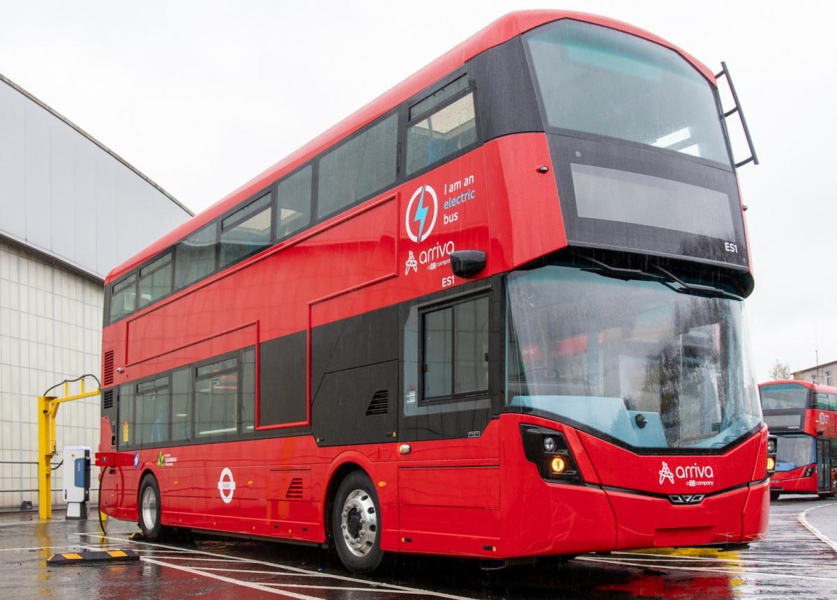 87 elektrických autobusů do Londýna