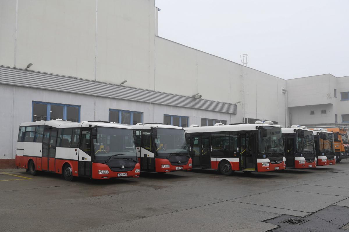 Z Prahy odjelo na Ukrajinu pět autobusů SOR