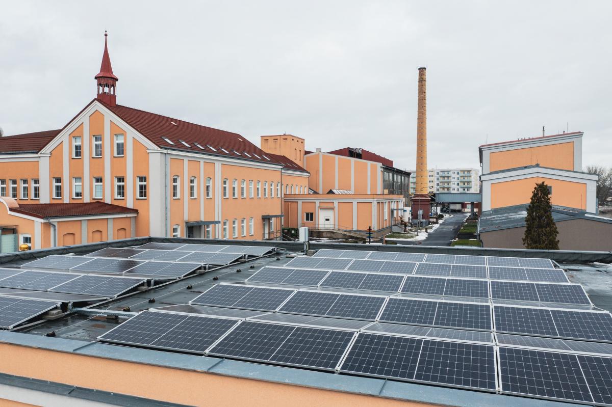 Baterie z elektroaut pomáhají ve sklárně Moser