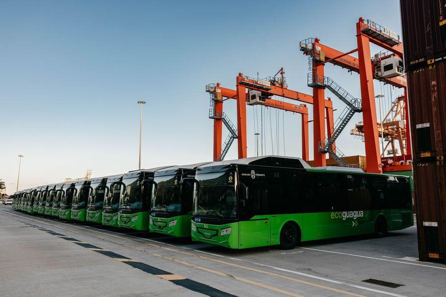 Na ostrov Tenerife přijelo prvních 75 nových autobusů