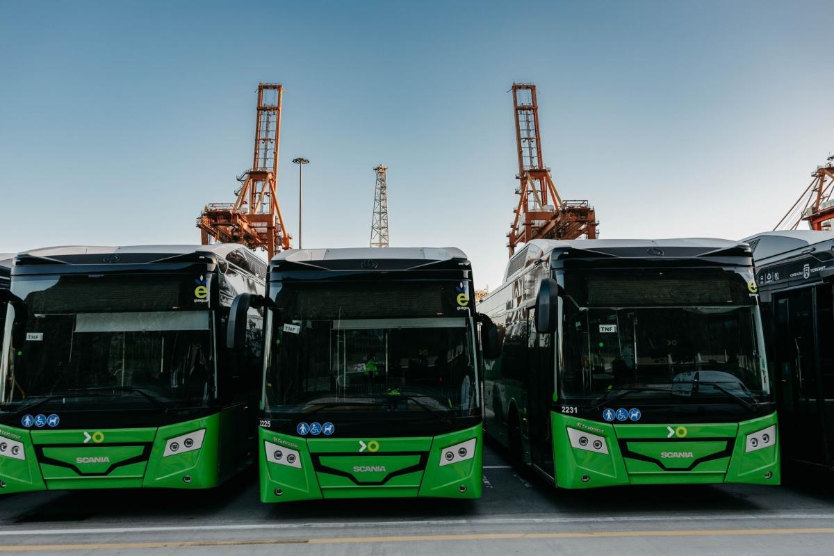 Na ostrov Tenerife přijelo prvních 75 nových autobusů 