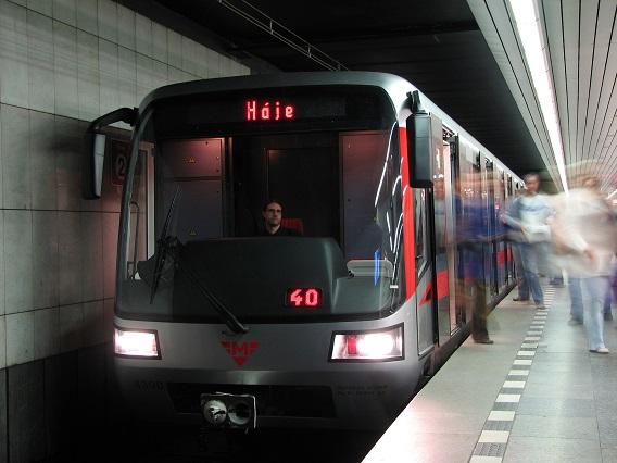 Pražský dopravní podnik shání skákací hrady ve tvaru tramvaje, autobusu a metra