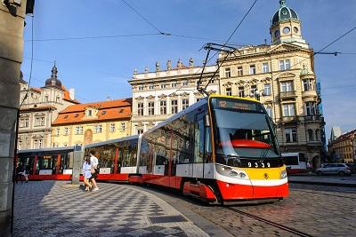 Pražský dopravní podnik shání skákací hrady ve tvaru tramvaje, autobusu a metra